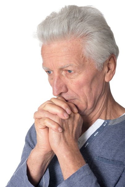 a fehér háttéren izolált szomorú idős ember portréja - Fotó, kép