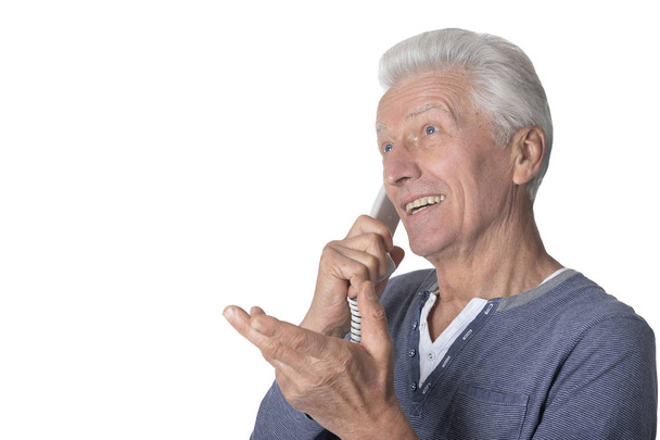 Старший чоловік розмовляє по телефону
 - Фото, зображення
