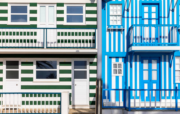 Calle con casas coloridas en Costa Nova, Aveiro, Portugal. Str.
 - Foto, Imagen