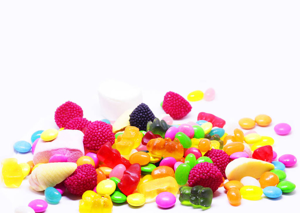 różnokolorowe cukierki cukrowe w białym tle z miejscem na tekst - Zdjęcie, obraz