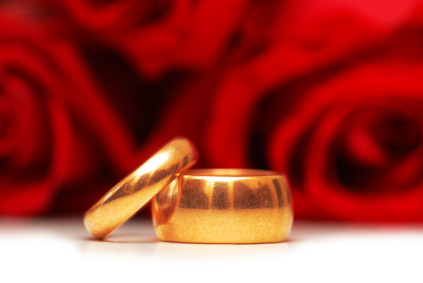 Wedding rings and roses isolated - Foto, Imagen