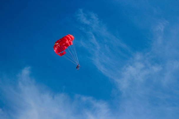 Parasailing nel cielo in Turchia
 - Foto, immagini