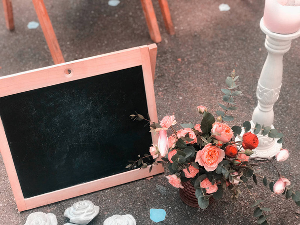 Un bouquet dans un style rustique avec un cadre et un tableau noir pour dessiner une place pour le texte
 - Photo, image