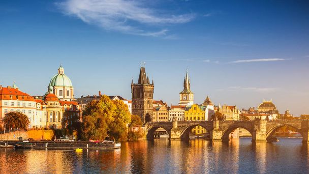Prague, République tchèque. Vue aérienne pittoresque de l'automne de la vieille remorque
 - Photo, image