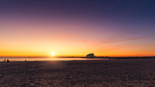 ポルトガル、ポルトのマトシニョスビーチの美しい夕日。ビューティフ - 写真・画像