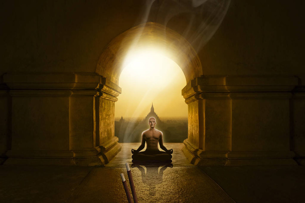 Człowiek w jogi stanowią medytowanie w świątyni buddyjskiej z kadzidła  - Zdjęcie, obraz