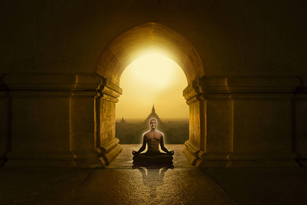 Homme en pose de yoga méditant dans un temple bouddhiste
 - Photo, image