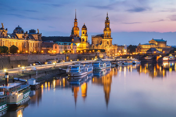 Γραφικό το καλοκαίρι δείτε παλιά πόλη αρχιτεκτονικής με ποταμό Έλβα  - Φωτογραφία, εικόνα