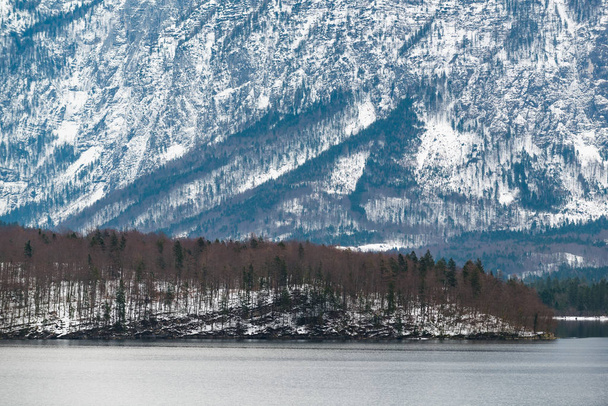 The beautiful Austrian mountain lake Hallstattersee. Austria - Фото, зображення