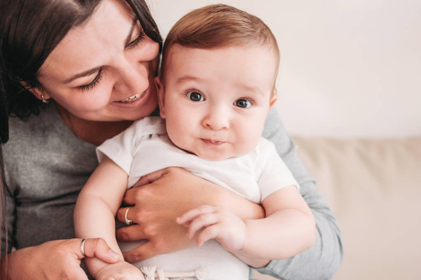 Charmante kleine baby jongen 6 maanden met moeder, close-up portret - Foto, afbeelding