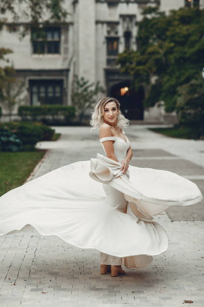 Beautiful bride in a park - Zdjęcie, obraz