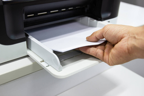 рука чоловік закладає папір з принтера в офісі, бізнес-концепція
 - Фото, зображення