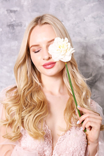 Bridal makeup concept. Gorgeous young woman with long blonde hair. - Фото, изображение