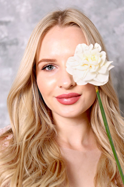 Bridal makeup concept. Gorgeous young woman with long blonde hair. - Foto, Bild