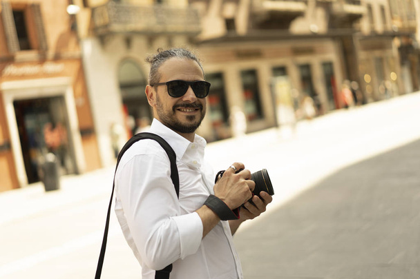 Fotografo professionista sorridente al lavoro per le strade della citt - Photo, image