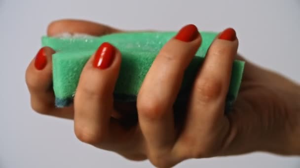 Γυναίκα πιέστε πράσινο σφουγγάρι στο χέρι. Λευκός αφρός - Πλάνα, βίντεο