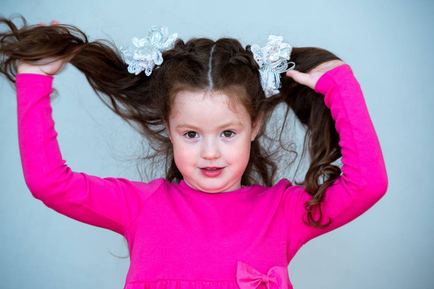 Portrait of a beautiful girl 4-5 years old. Beautiful, healthy, natural hair of dark chestnut color. - Fotoğraf, Görsel