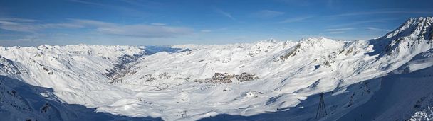 Vista panorâmica do vale coberto de neve na cordilheira alpina
 - Foto, Imagem