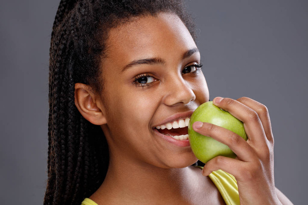 Girl when biting green apple - Foto, Imagen