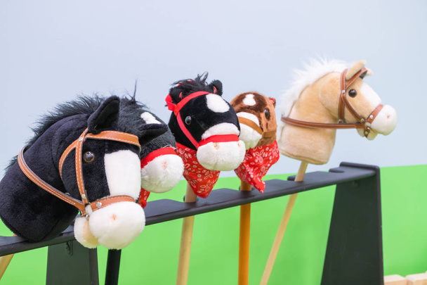 Rangée de chevaux de passe-temps multicolores jouets pour enfants
. - Photo, image