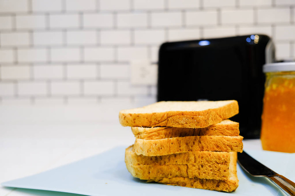 Whole wheat bread on Toaster with orange jam Bottle for healthy  - Zdjęcie, obraz