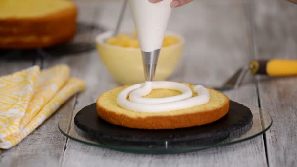 Pasta şefi mutfakta bir pasta dekorasyon. Ananas dolgulu pasta yapma. - Video, Çekim