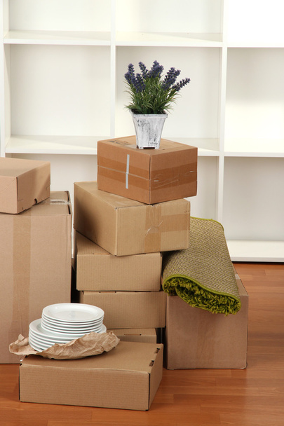 Moving boxes in empty room - Fotó, kép