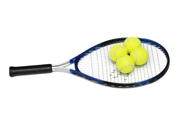 Tennisschläger und vier Bälle isoliert - Foto, Bild