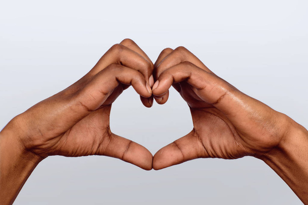 Afro mano americana fanno forma di cuore
. - Foto, immagini