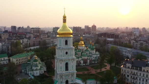 Κηφήνες που πετούν γύρω από τον καθεδρικό ναό της Αγίας Σοφίας, Κίεβο, Ουκρανία - Πλάνα, βίντεο
