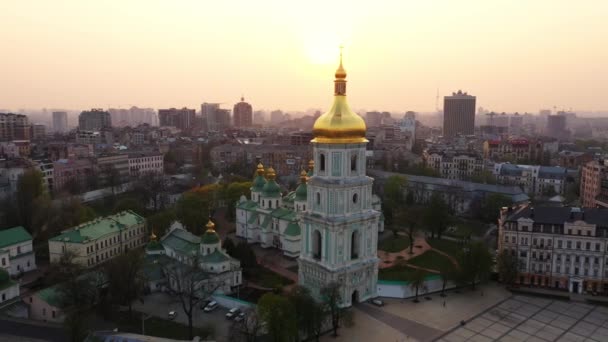 Drone volando alrededor de la Catedral de Santa Sofía, Kiev, Ucrania
 - Metraje, vídeo