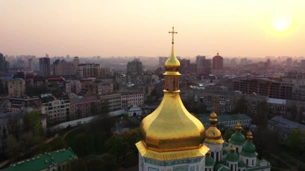 Drone volando alrededor de la Catedral de Santa Sofía, Kiev, Ucrania
 - Imágenes, Vídeo
