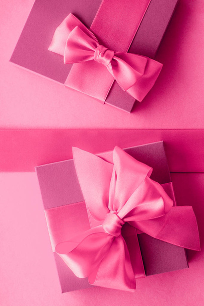 Vaaleanpunainen lahjapakkaukset, naisellinen tyyli flatlay tausta
 - Valokuva, kuva