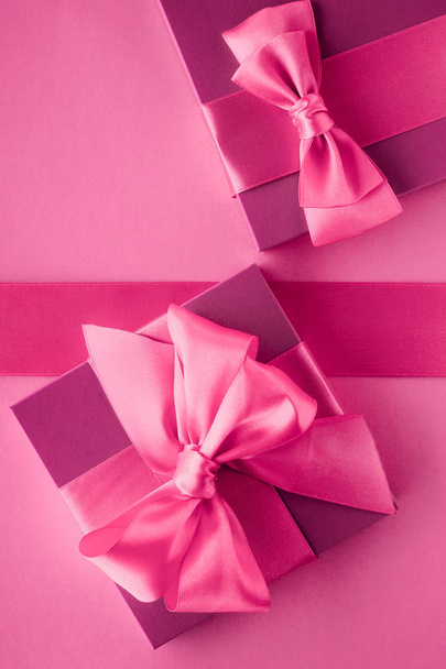 Pink díszdobozok, nőies stílusú flatlay háttér - Fotó, kép