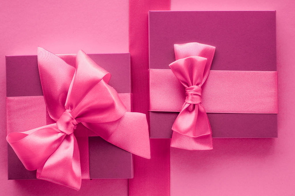 Розовые подарочные коробки, женский стиль плоский фон
 - Фото, изображение