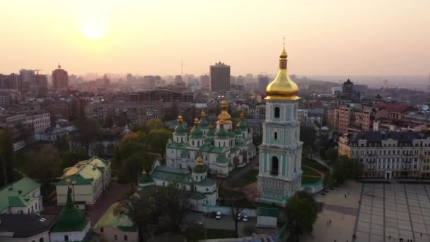 Κηφήνες που πετούν γύρω από τον καθεδρικό ναό της Αγίας Σοφίας, Κίεβο, Ουκρανία - Πλάνα, βίντεο