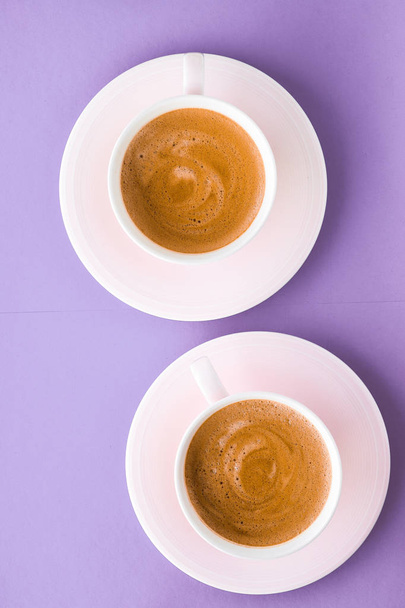 Coffee cup on purple background, top view flatlay - Foto, Bild
