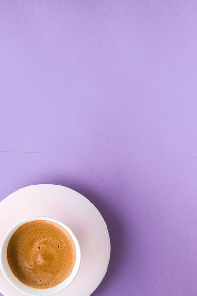 Filiżanka do kawy na fioletowym tle, widok z góry flatlay - Zdjęcie, obraz