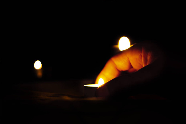 Міжнародний день пам "яті про Голокост свічка горить у пам" ять про померлих. - Фото, зображення