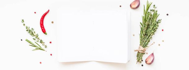 Páginas de bloco de notas em branco com ervas verdes e especiarias
 - Foto, Imagem