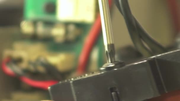Closeup elektronového inženýra, který pracuje na opravě pomocí šroubováku - Záběry, video