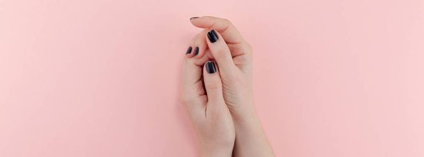 Ręce kobiety z czarny manicure - Zdjęcie, obraz