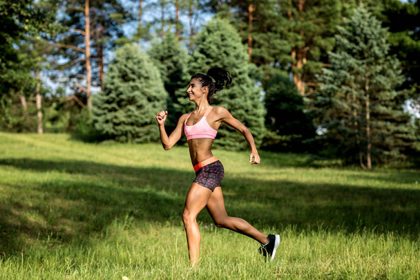 Młodych kobiet biegacza jogging podczas treningu na świeżym powietrzu w parku. Piękna dziewczyna fit. Utrata masy ciała. Sport styl życia. - Zdjęcie, obraz