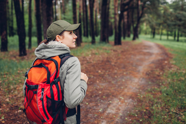 Nainen turisti kävelee keväällä metsässä. Kengät kiinni. Matkustus- ja matkailukäsite
 - Valokuva, kuva