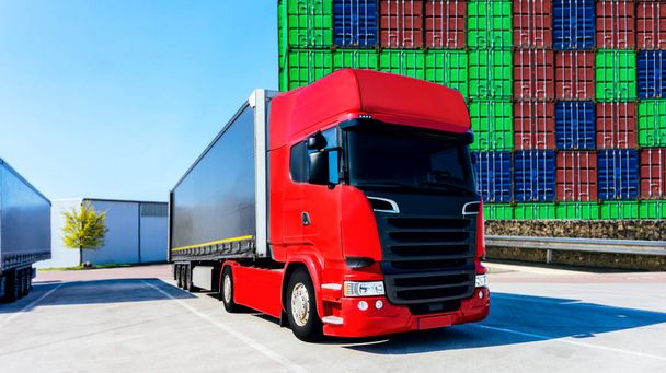 Logistické budovy pro nákladní auta. červené auto na silnici. kontejnery náklad  - Fotografie, Obrázek