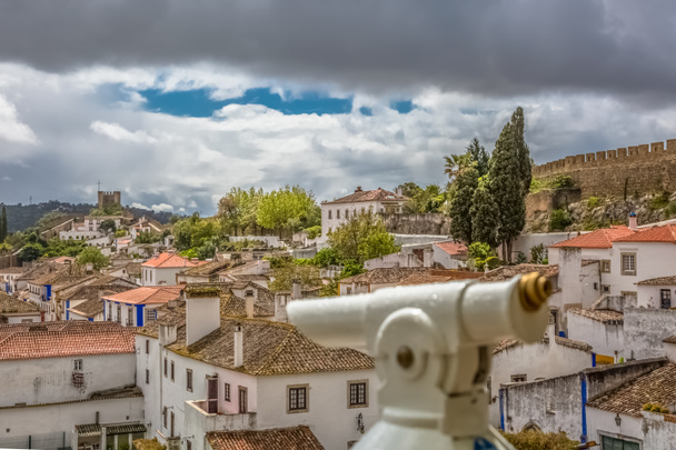 Vue sur la forteresse et le château romain de Luso d'Obidos, avec des bâtiments d'architecture vernaculaire portugaise et le ciel avec des nuages, monocle flou sur le premier plan, au Portugal
 - Photo, image