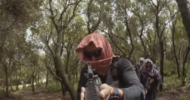 Bilder von bewaffneten islamistischen Terroristen, die in einem Waldgebiet patrouillieren - Filmmaterial, Video