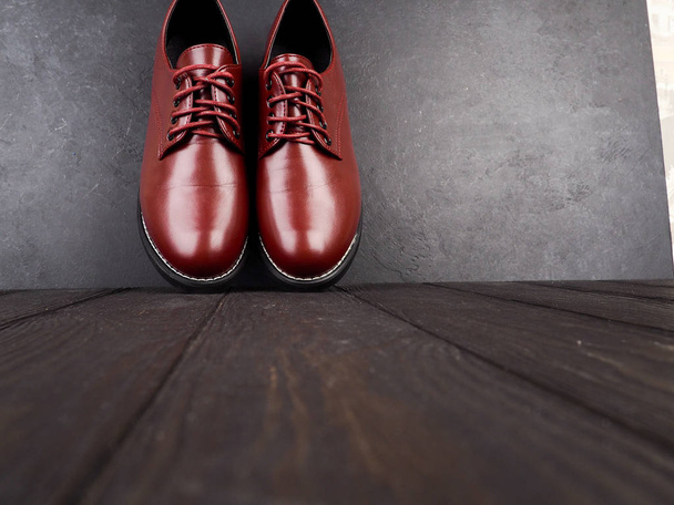 Sapatos castanhos elegantes para o noivo, sapatos casuais em fundo de madeira
 - Foto, Imagem