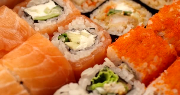 frische Sushi-Rollen, die sich in Zeitlupe drehen. Extreme Nahaufnahme, aufgenommen mit roter 6k-Kamera - Filmmaterial, Video