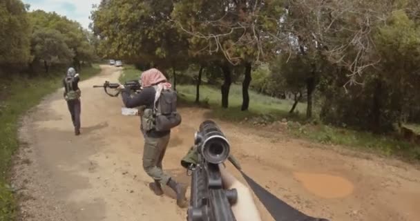 POV felvételek a fegyveres iszlám Isis terroristák járőröznek erdős területen - Felvétel, videó